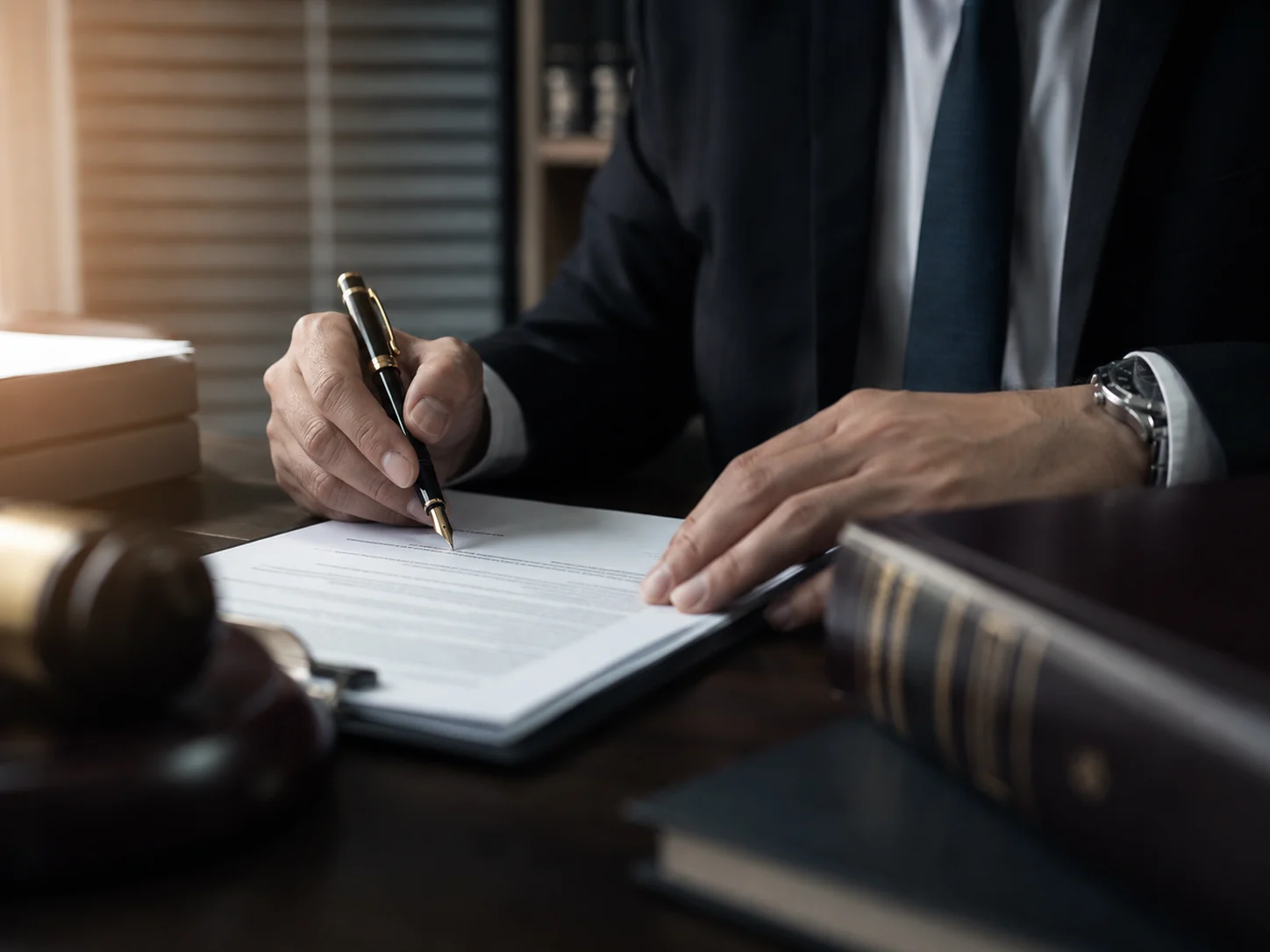 Pessoa analisando documentos e condições de pagamento